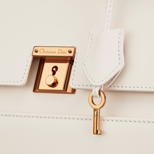 點綴上全新「Christian Dior」鎖扣開合