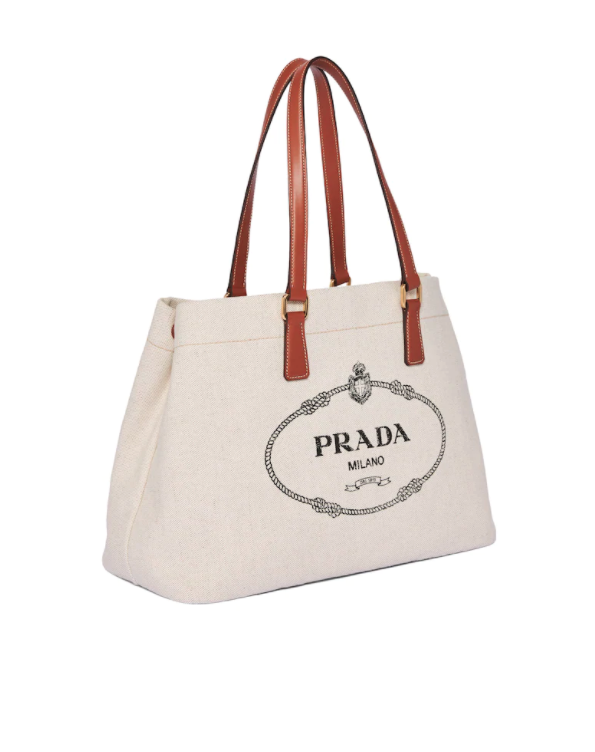 Prada的尼龍或是皮革材質包款一向是品牌的焦點用料