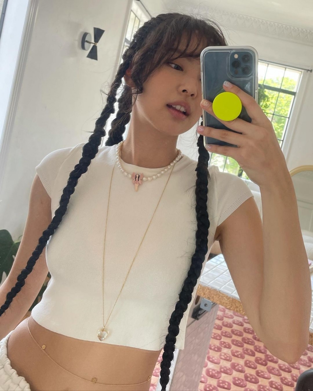 Jennie跟上了腰鏈潮流