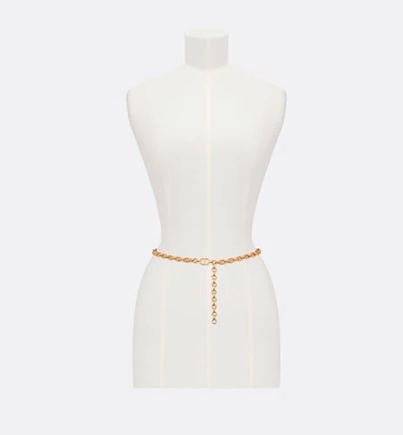 「It girl」Jennie再引新風潮：時尚界都愛的優雅「金色腰鏈」，讓纖腰出其不意地成為穿搭亮點102