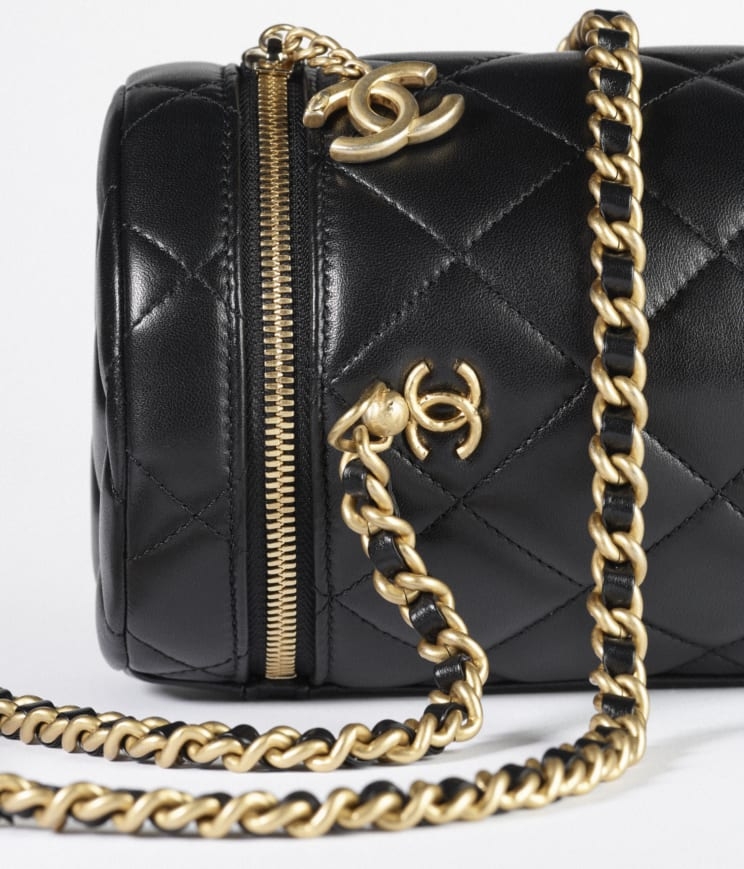 菱格紋袋身和「CHANEL」金屬字飾點綴