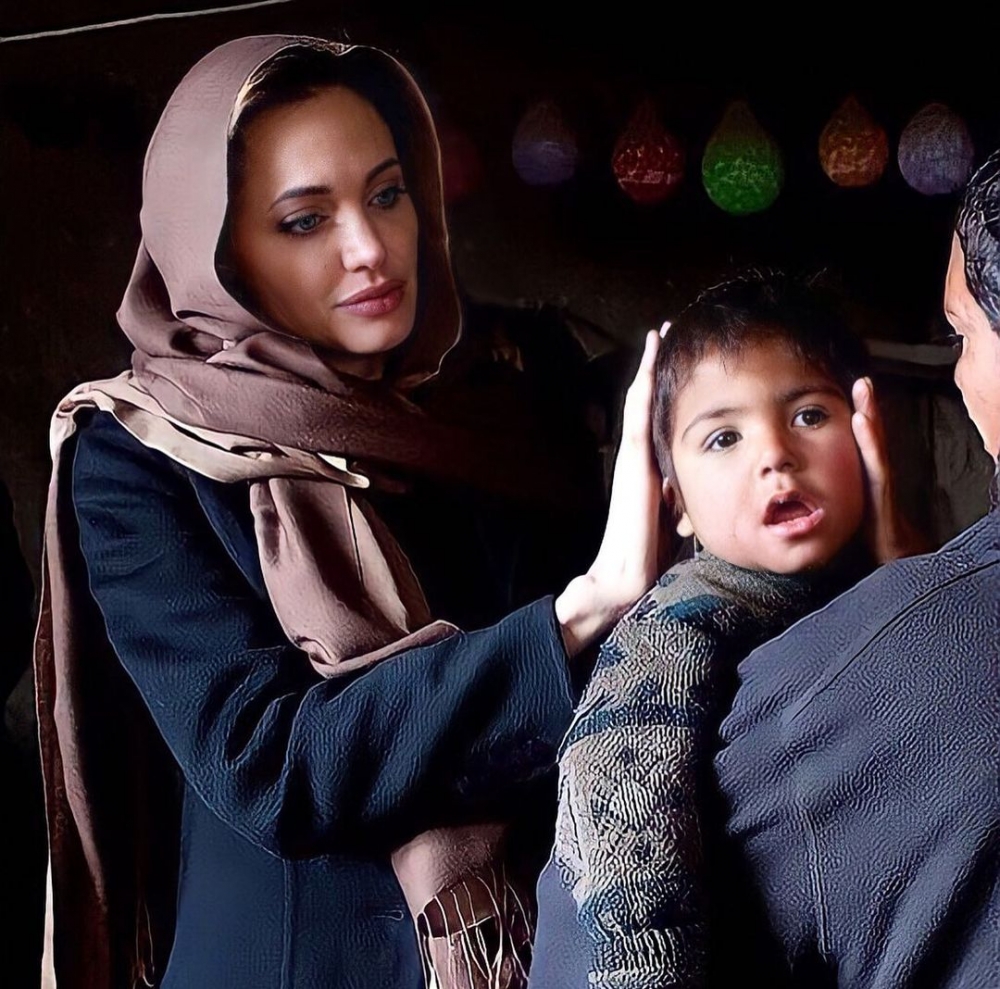 善良的Angelina Jolie