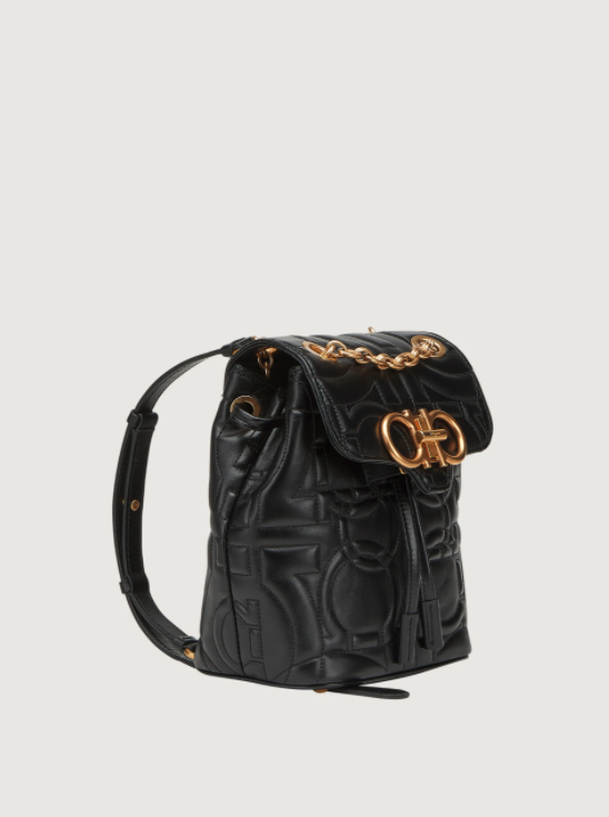 Salvatore Ferragamo的Gancini背包將休閒與奢華感融合在一起