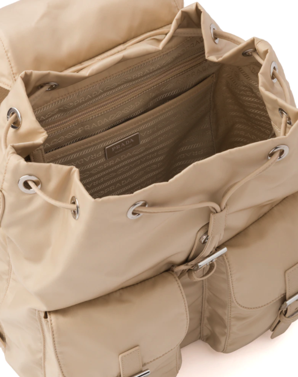 Prada尼龍背包一向都是它們的主打產品