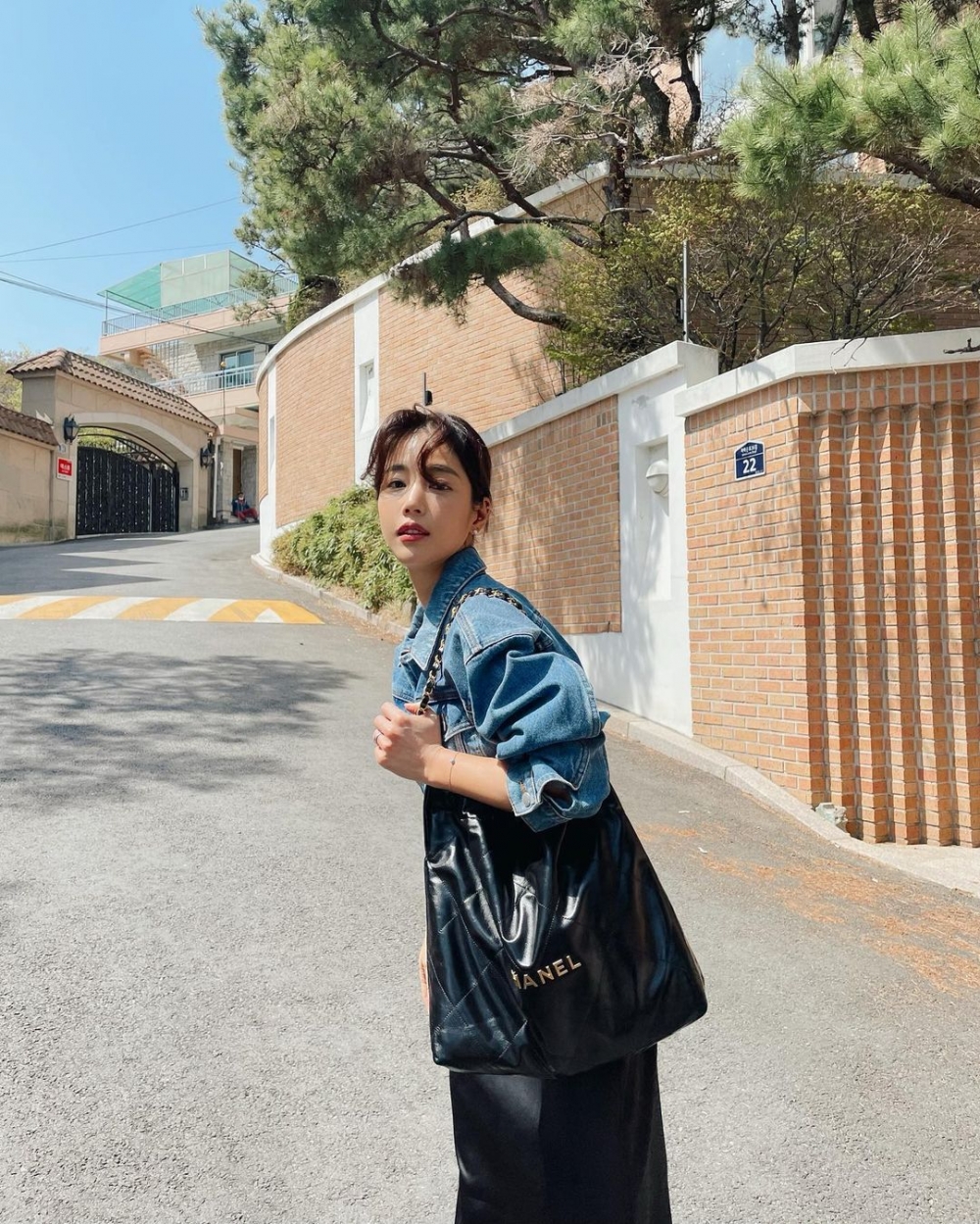 擁有敏銳的時髦品味，她時常分享穿搭照。