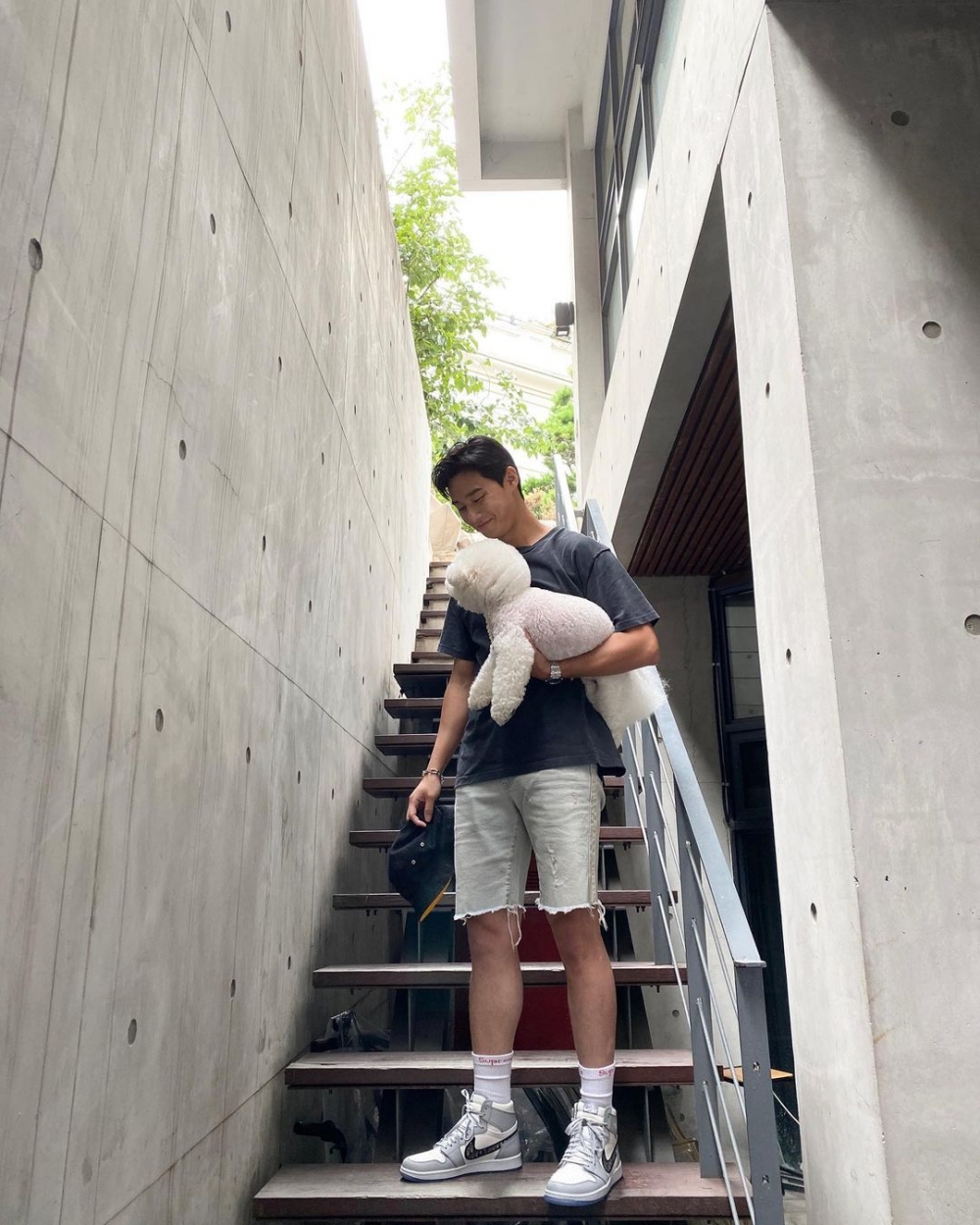 與辛巴在樓梯的朴敘俊