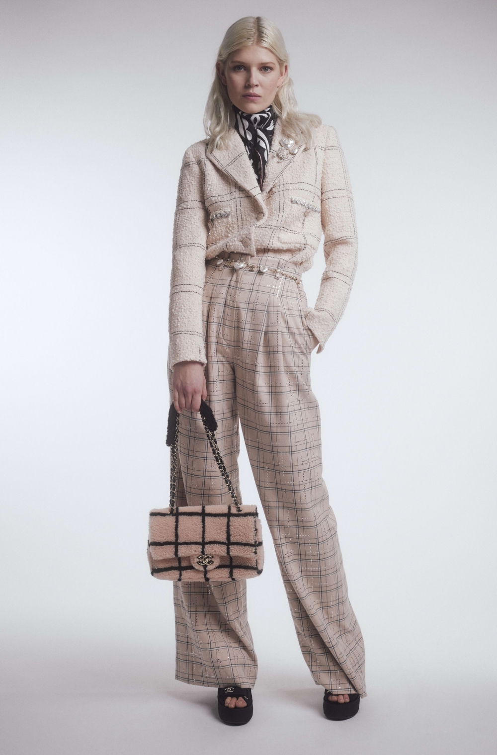 讓你想擁入懷抱的8款夢幻感「毛毛系」手袋:CHANEL、Prada、Balenciaga、CELINE激出超萌少女心,專屬於你的It Bag!