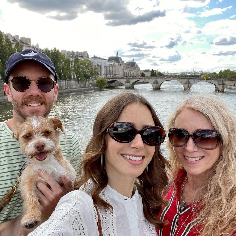 Lily Collins與家人在巴黎