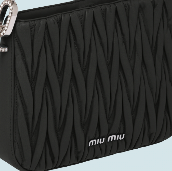 Miu Miu一直以俏皮、華麗、甜美的少女風格展現獨當一面的樣貌,