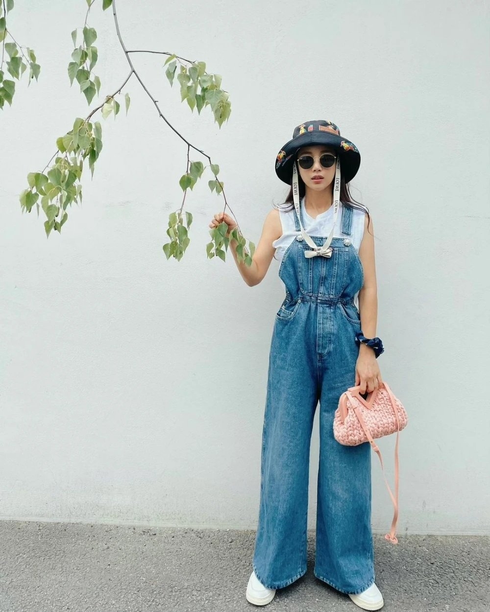 休閒的吊帶褲搭配上漁夫帽也是一個方向。
