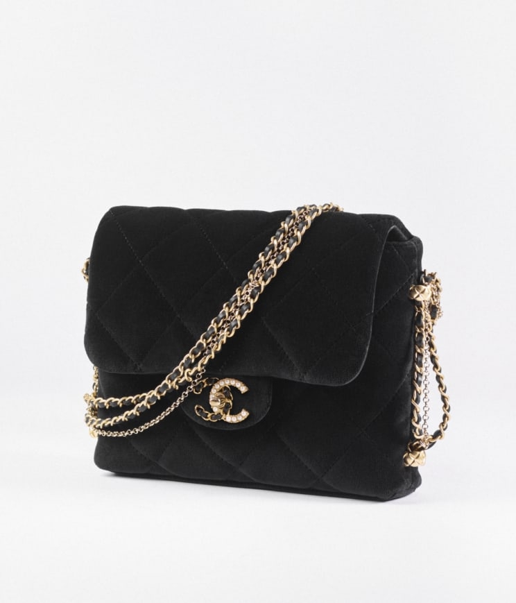 CHANEL在小巧尺寸的經典Flap Bag加入優雅黑絨材質