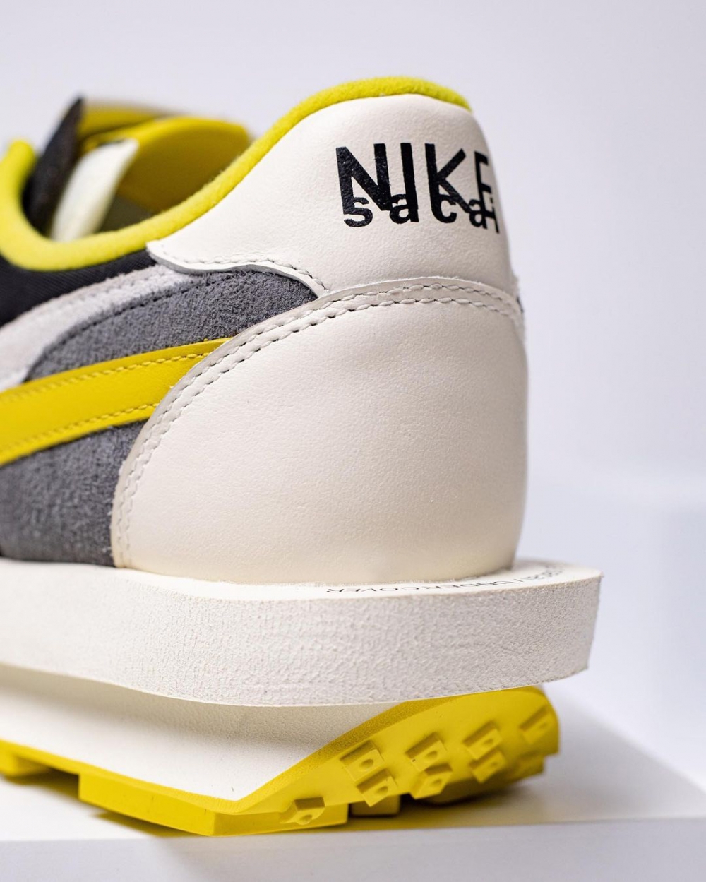 突出的鞋跟也印有「Nike × sacai × UNDERCOVER」的標誌
