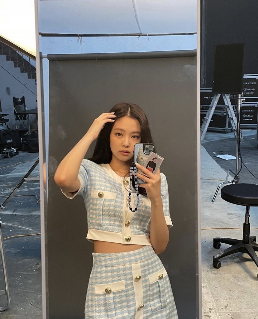 Jennie-短版針織衫-穿搭