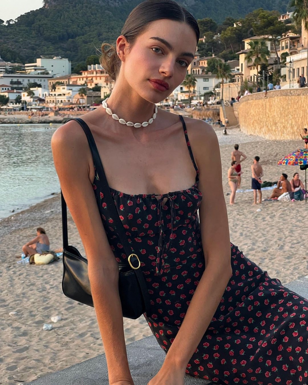 搭配簡單的配飾不必過度點綴。