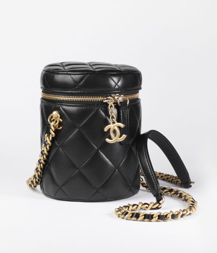 可以考慮一下CHANEL這款小巧的圓筒Vanity Case