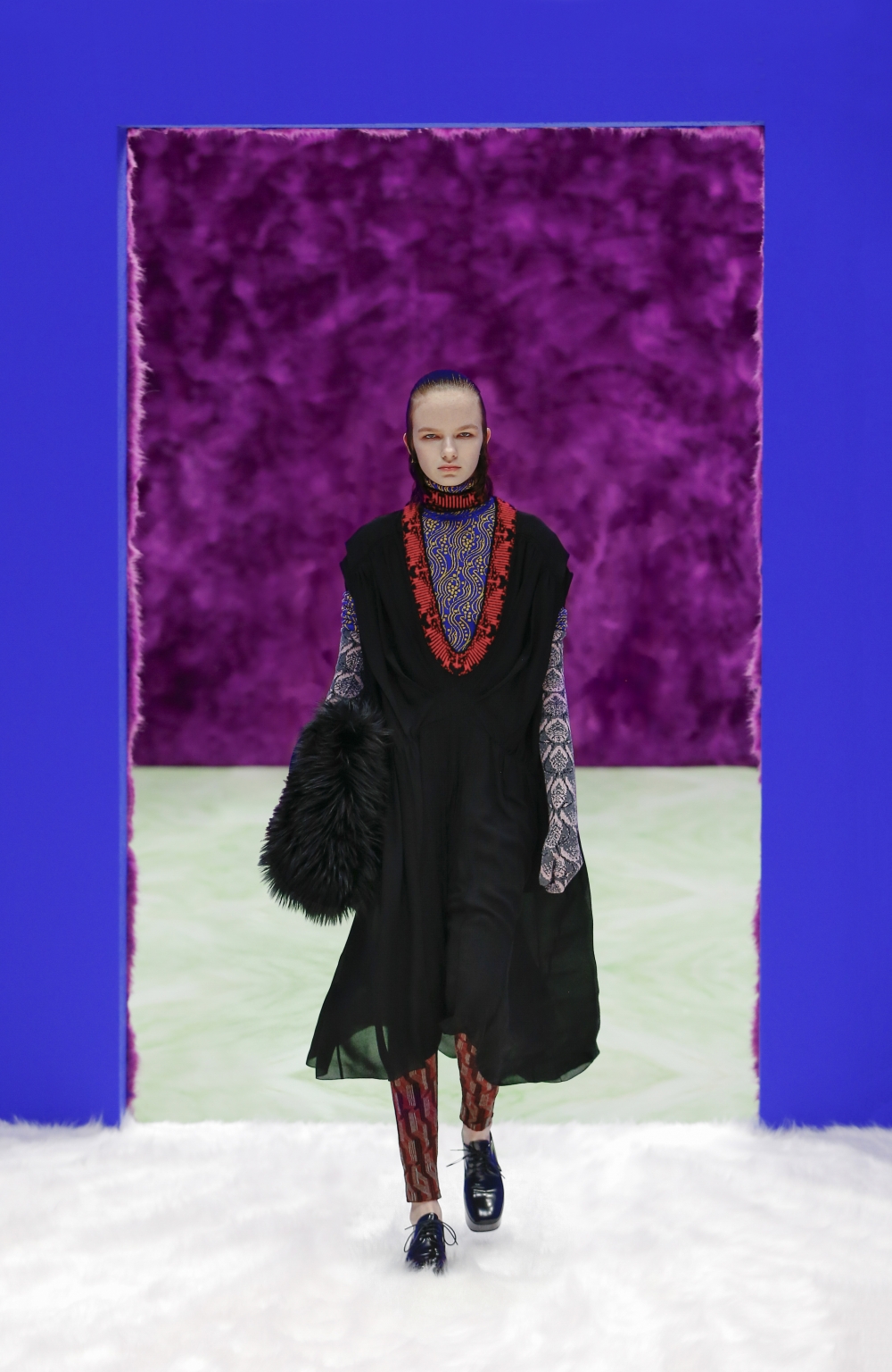 讓你想擁入懷抱的8款夢幻感「毛毛系」手袋:CHANEL、Prada、Balenciaga、CELINE激出超萌少女心,專屬於你的It Bag!