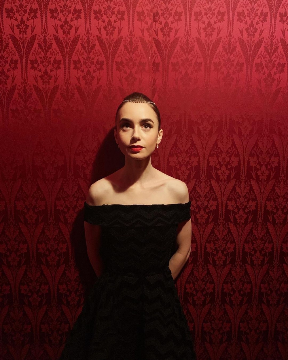 Lily Collins向Audrey Hepburn致敬