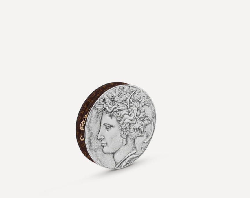 Louis Vuitton最新的秋冬系列中,懷舊浮雕的靈感以新款的感覺突圍而出