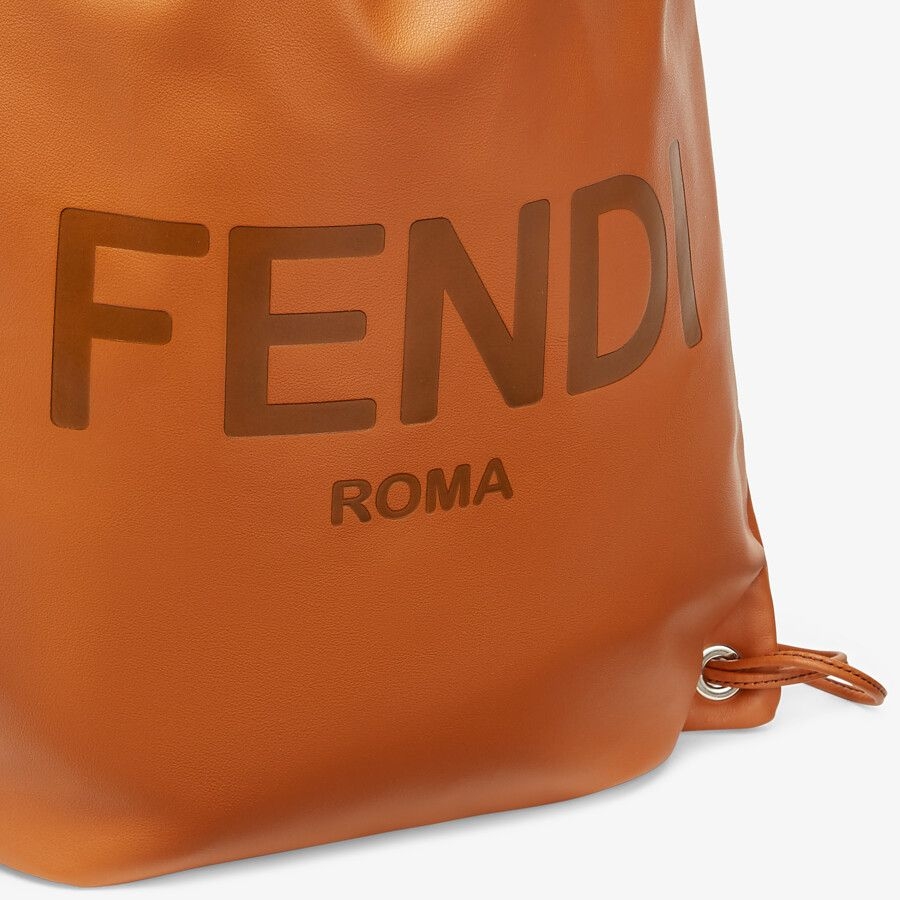 配以同色系燙印 Fendi 字樣