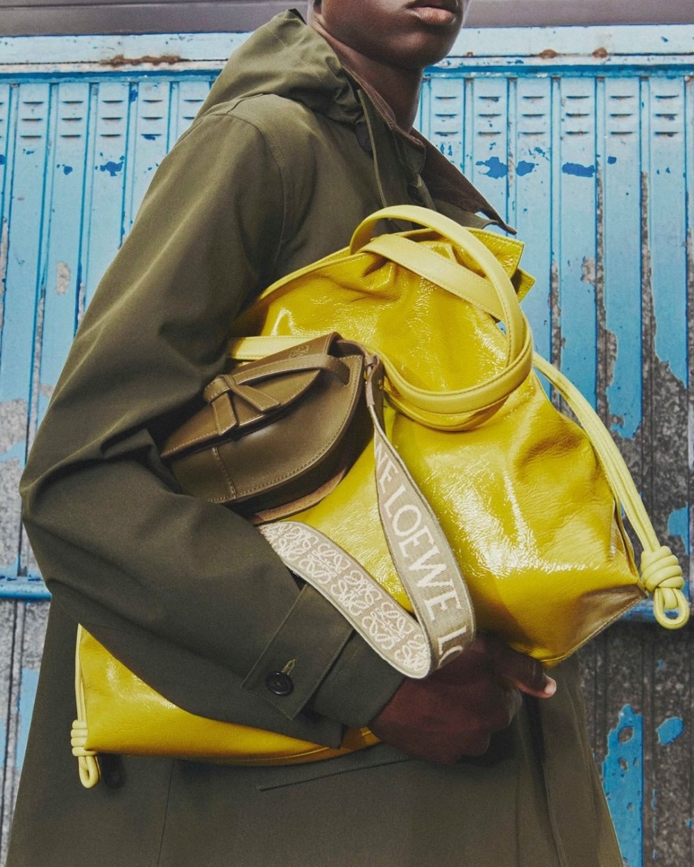 LOEWE秋冬絕美之作「深邃柔沙色調」：經典Gate Bag更換上寬揹帶設計 一貫優雅地令人陶醉！