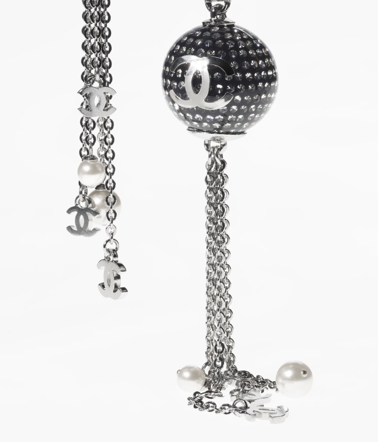 細膩而搶眼的白色水晶的配上銀色「CC」Logo