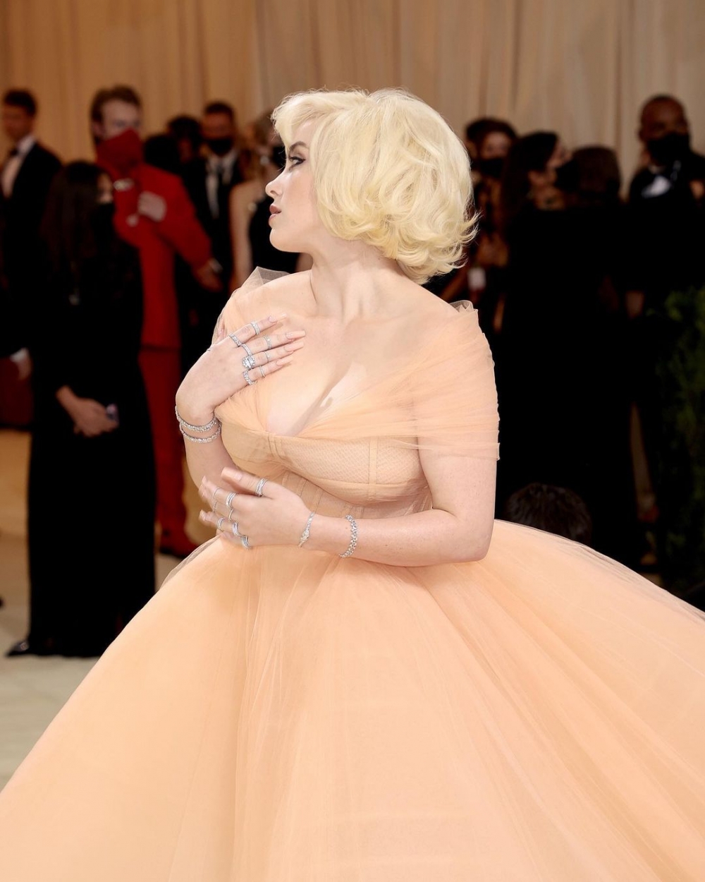 身穿米色禮服的Billie Eilish