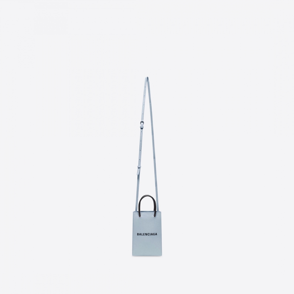 靈感就來自Balenciaga所使用的灰色紙質購物袋