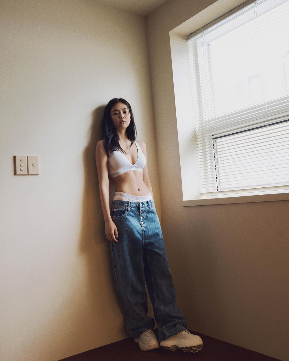 Jennie為Calvin Klein拍攝全新廣告照