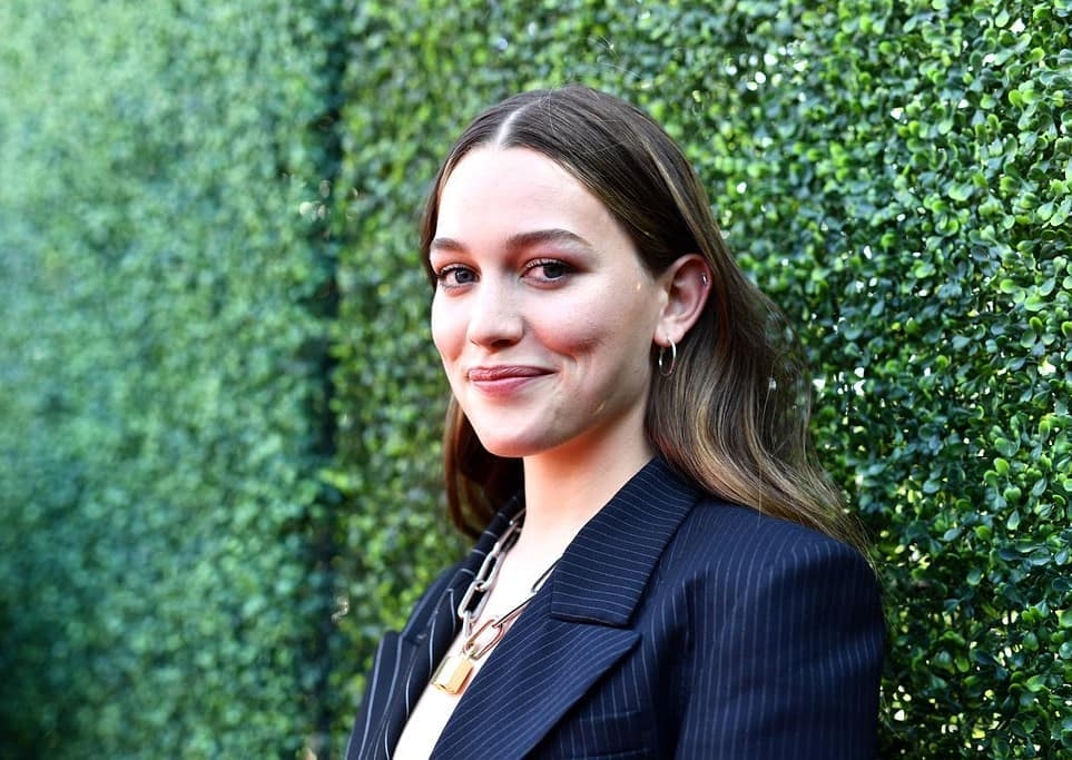 來自費城的Victoria Pedretti，成為鬼后