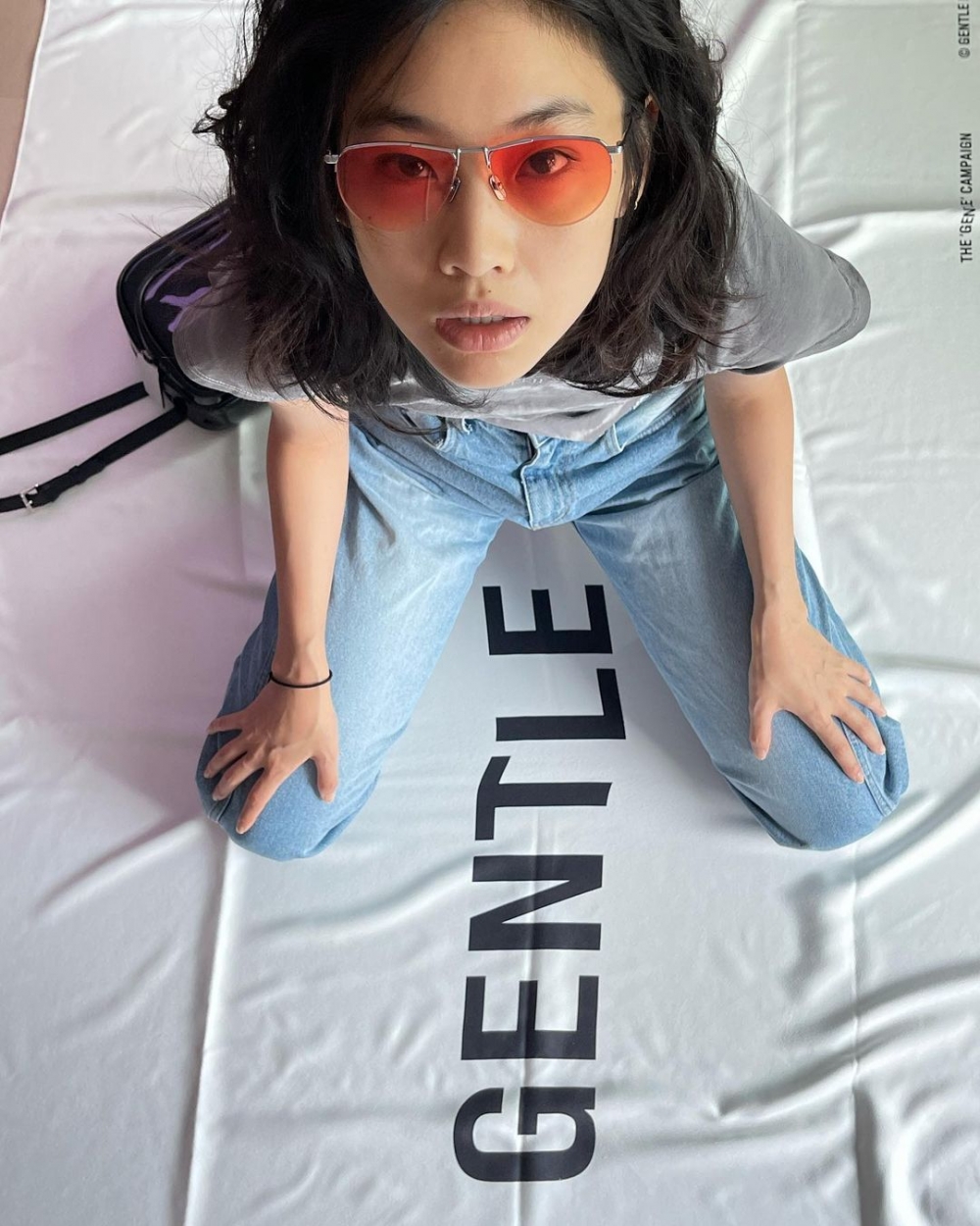 除著重保濕,鄭浩妍亦很重視臉部輪廓的立體性