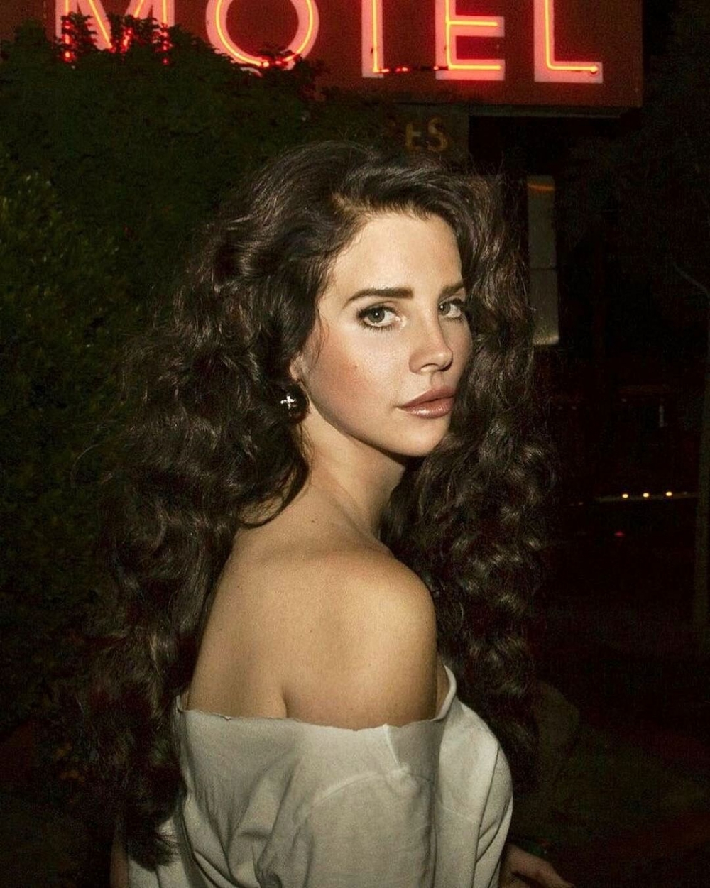 Lana Del Rey突然透過一部黑白影片,宣布自己將全面刪除社交媒體,打算更投入於自己的工作與其它興趣