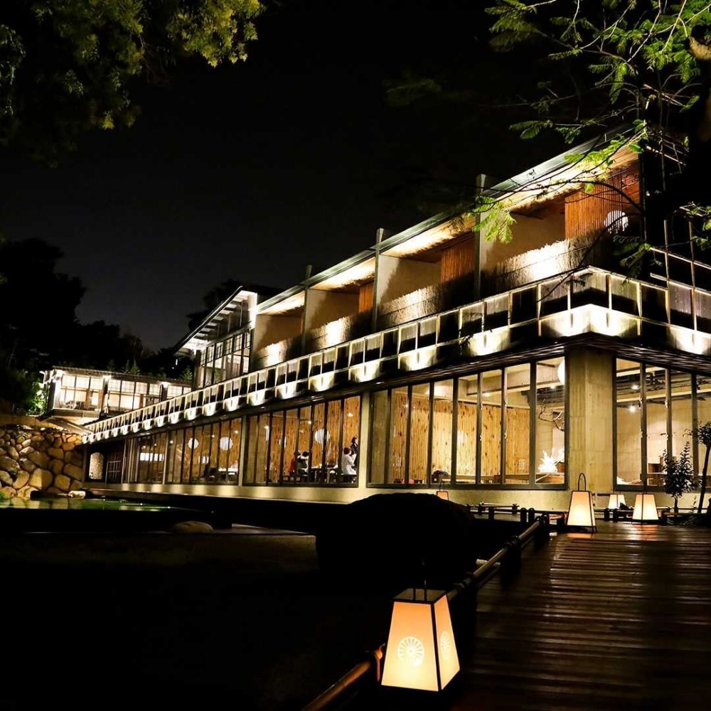 飛花落院,起初名字靈感來自唐詩「息燕歸檐靜,飛花落院閒」。