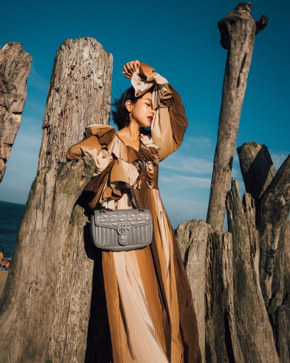 手袋上的雙G釦飾延續至今已成為品牌革新標幟