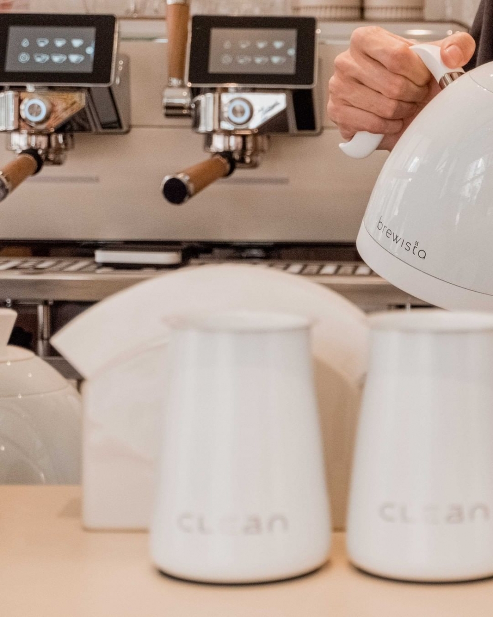 當然,精心手沖咖啡不只如此,像是濃郁地Matcha latte、調配黑芝麻的Sesame Latte,或者以charcoal(木炭)為基底的House Grey,都很值得一試