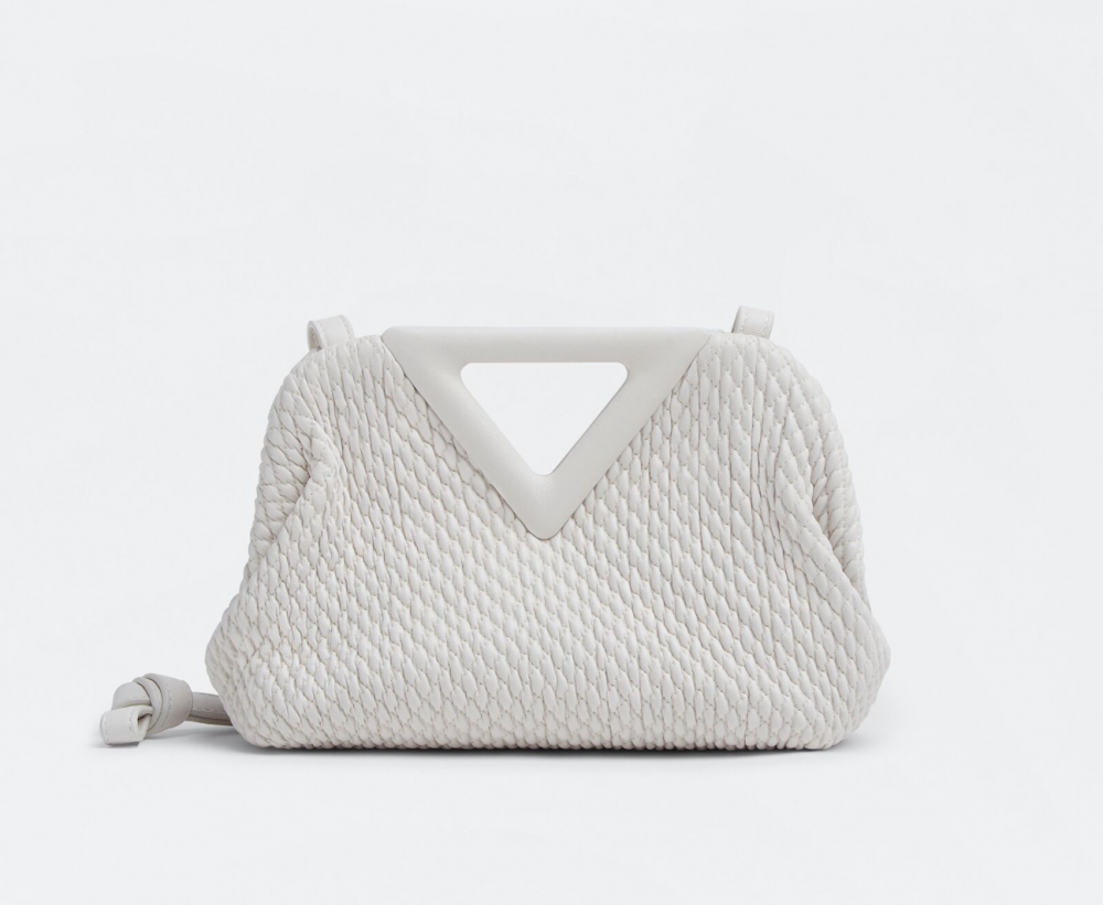 白色的Bottega Veneta Point在劇中非常搶眼