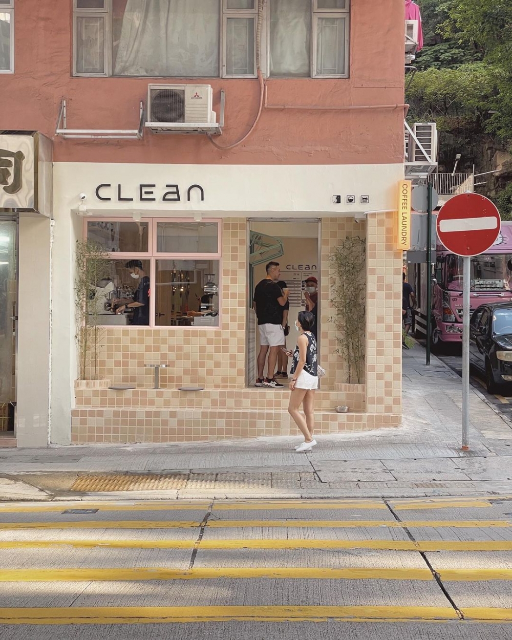 位於西營盤的皇后大道西街上,座落一間柔和色彩空間的洗衣店。至今自助洗衣店見怪不怪,已不是什麼新鮮事,不過配上可持續性的咖啡店,就值得窺探看看。