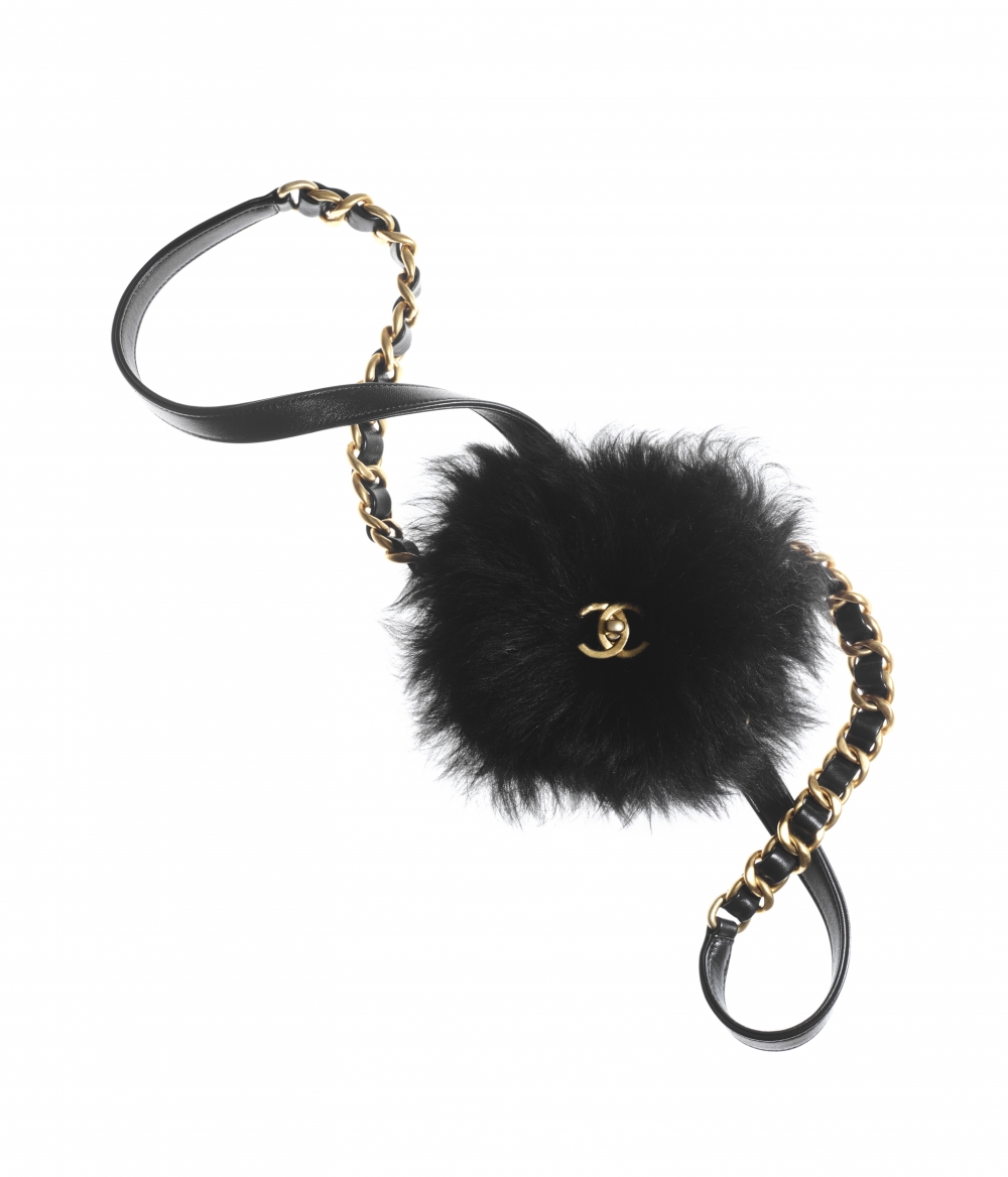 這顆毛茸茸的羊毛小包備有黑、白兩色,冬天毛毛單品當道,是完美的華麗小配件。