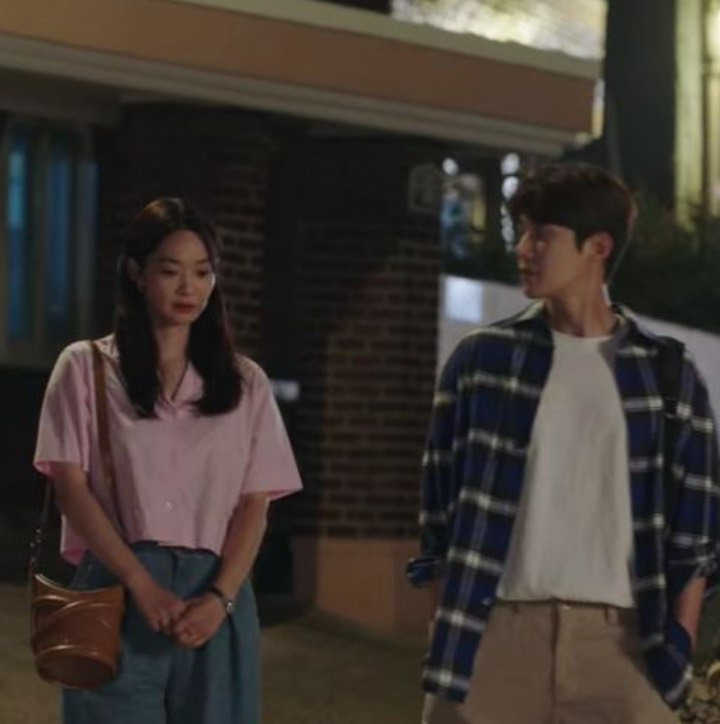 在劇中多次出現的手袋款式Alexander McQueen The Curve