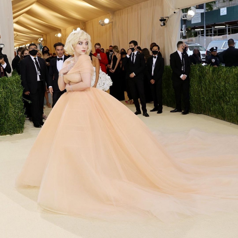 Billie Eilish化身Marilyn Monroe再世的怪奇比莉夢幻拖地的裙擺、緊身剪裁的腰身回眸一身