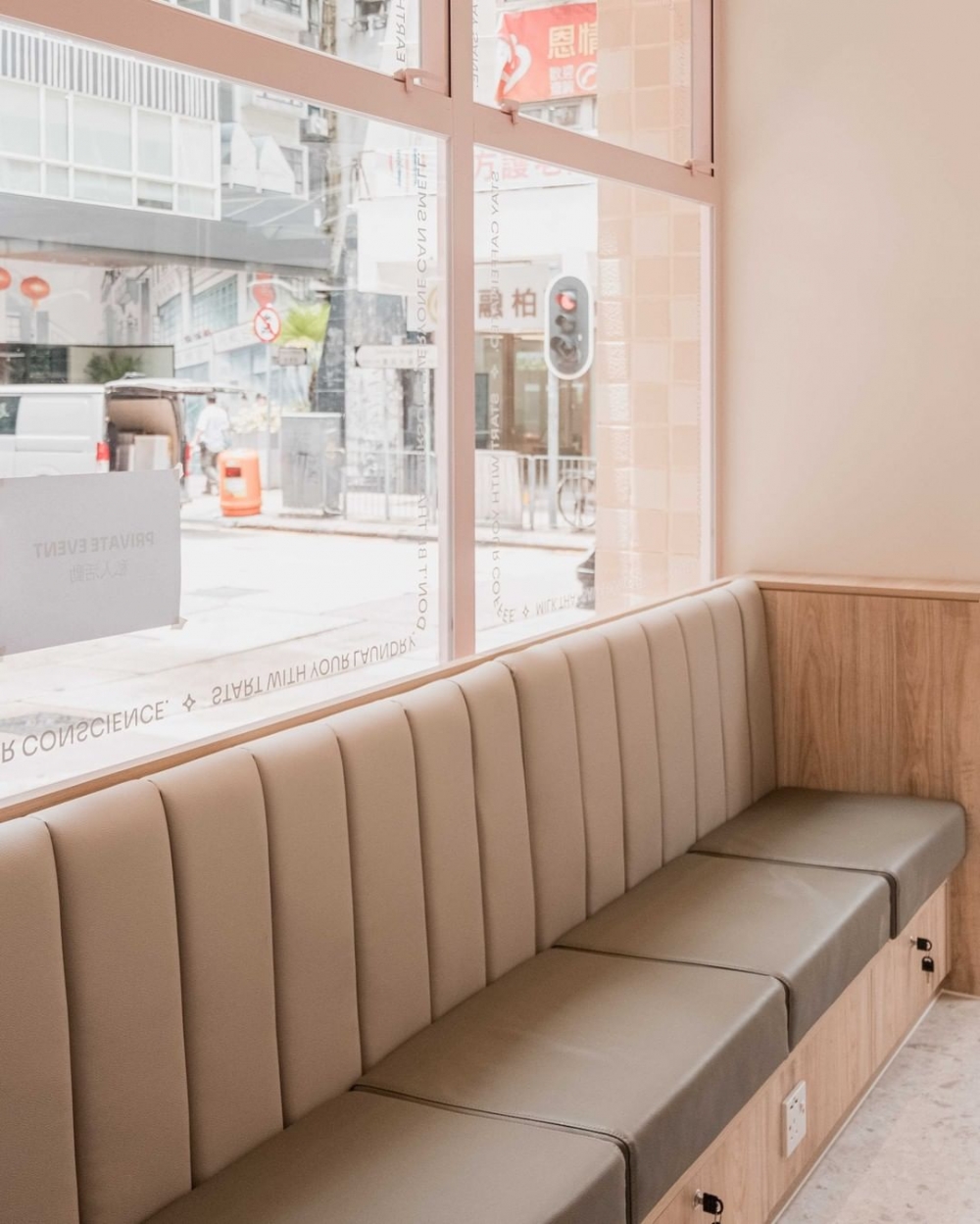 配合粉嫩磁磚的可愛外觀,來到這邊許多人不住拍照留下,已成為許多年輕人最新打卡地點。