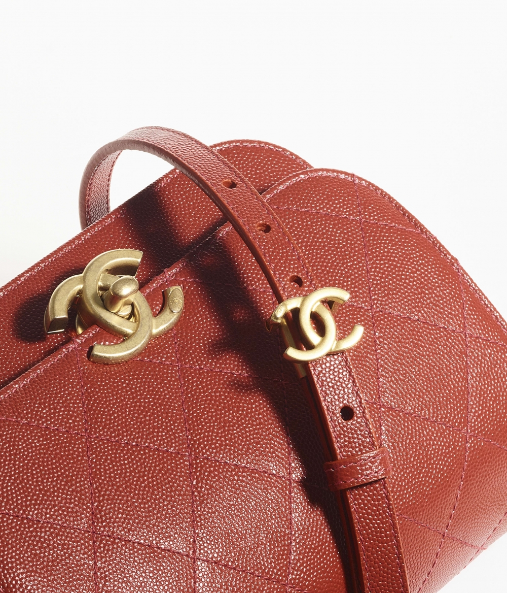 粒面磚紅牛皮配上金屬鏈子