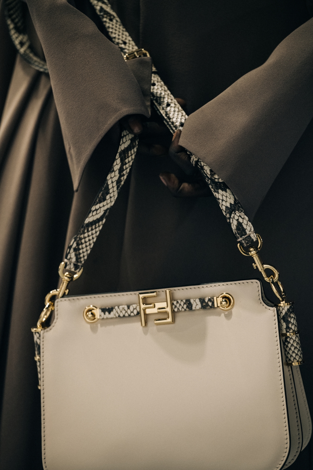FENDI Touch在FENDI 2021年秋冬女裝時裝騷中首度亮相,是實用的全新掛肩袋。