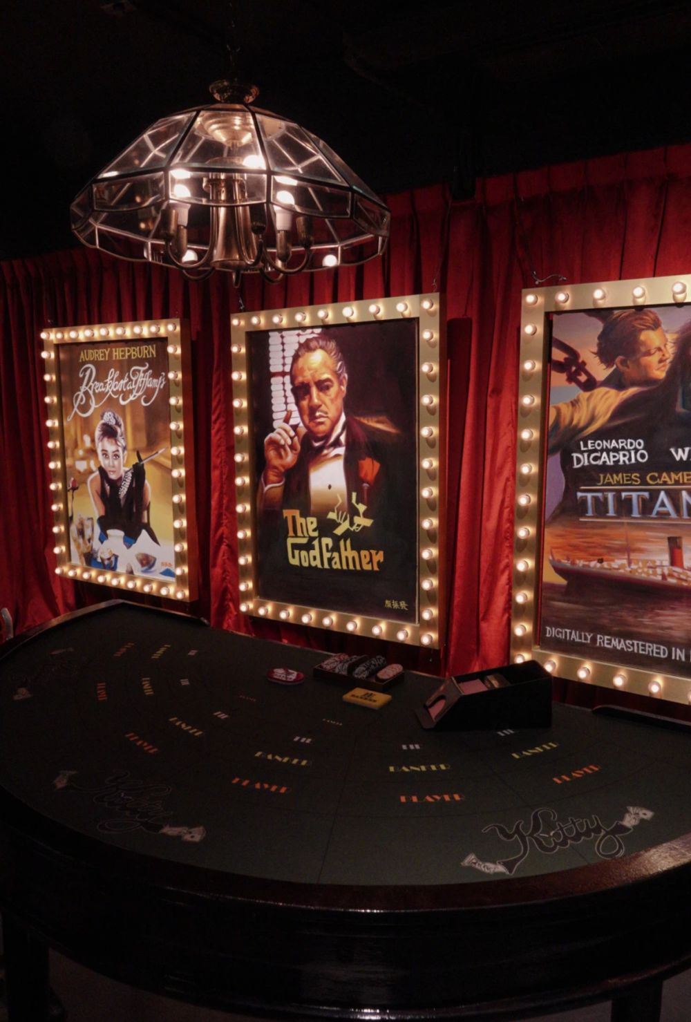 有的《The Godfather 教父》、《Breakfast at Tiffany's 珠光寶氣》、《Titanic 鐵達尼號》經典老電影的手繪海報