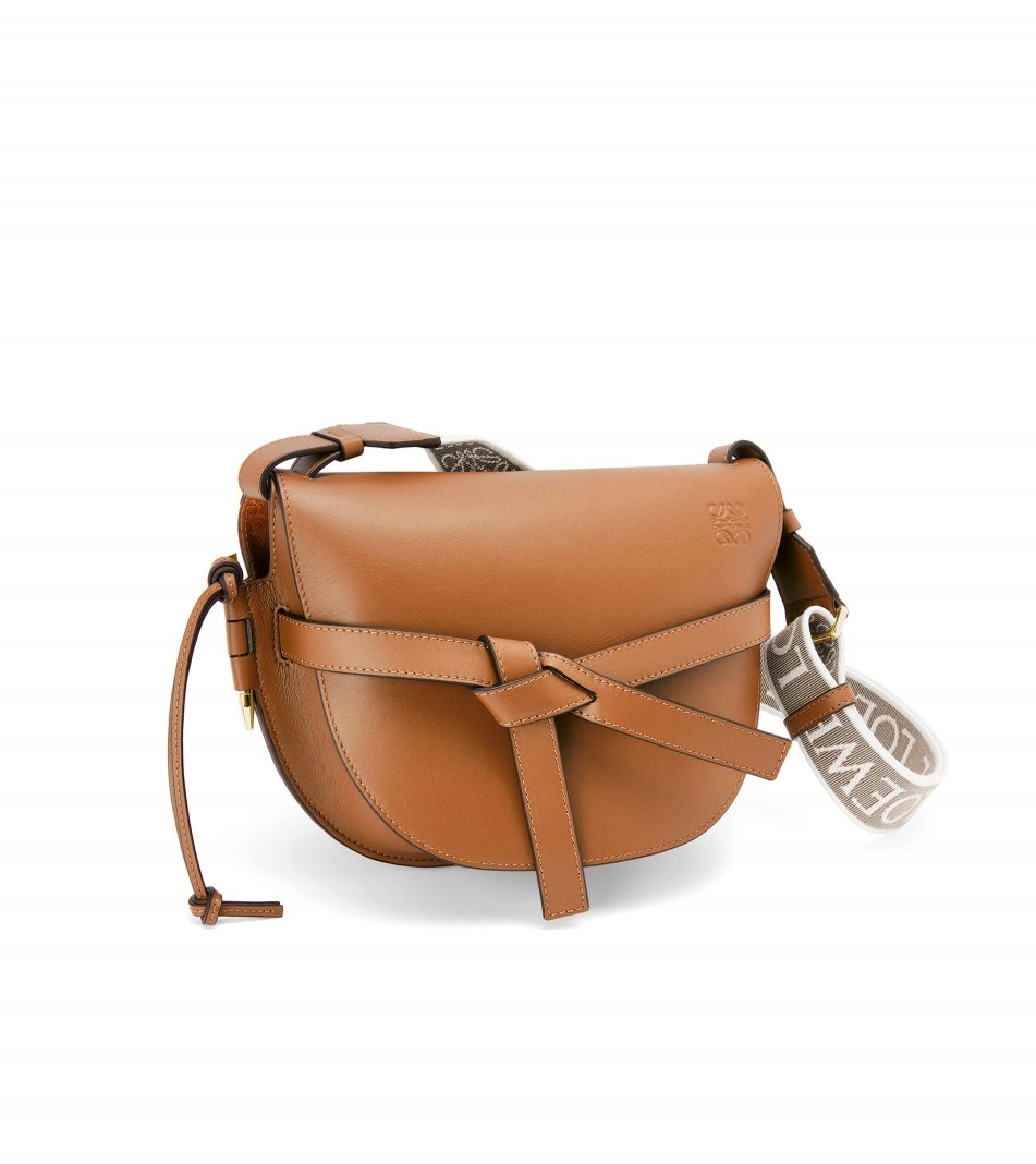 將Gate Bag保留了原先的輪廓，卻把焦點放在揹帶的變化上。