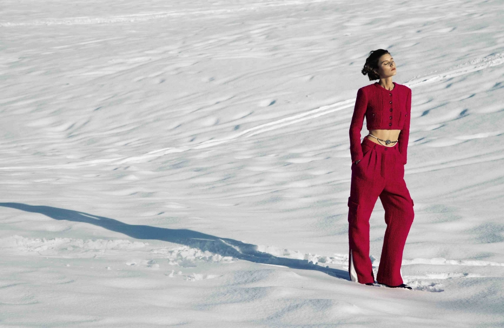 連身工作服、羊毛外套、桃紅色紋軟呢套裝等造型,與大自然美照作對比。