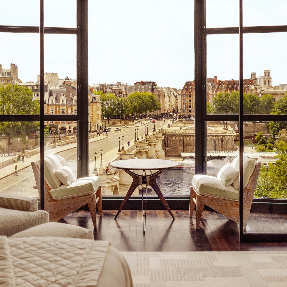 夾在左岸羅浮宮和右岸巴黎聖母院之間