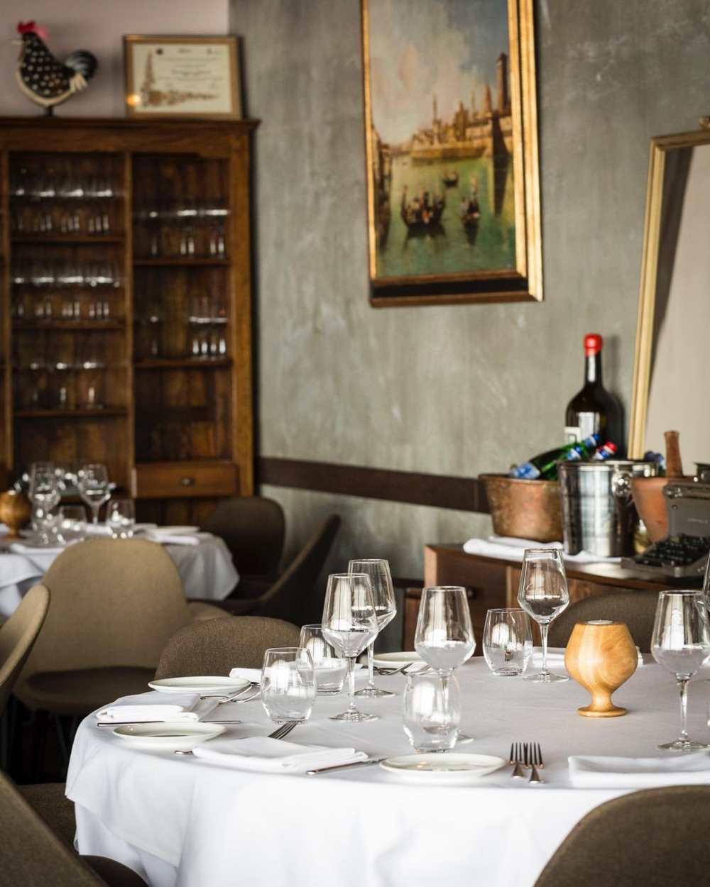 靜靜看著窗外灣仔碼頭風景,有種陌生又熟悉的感覺