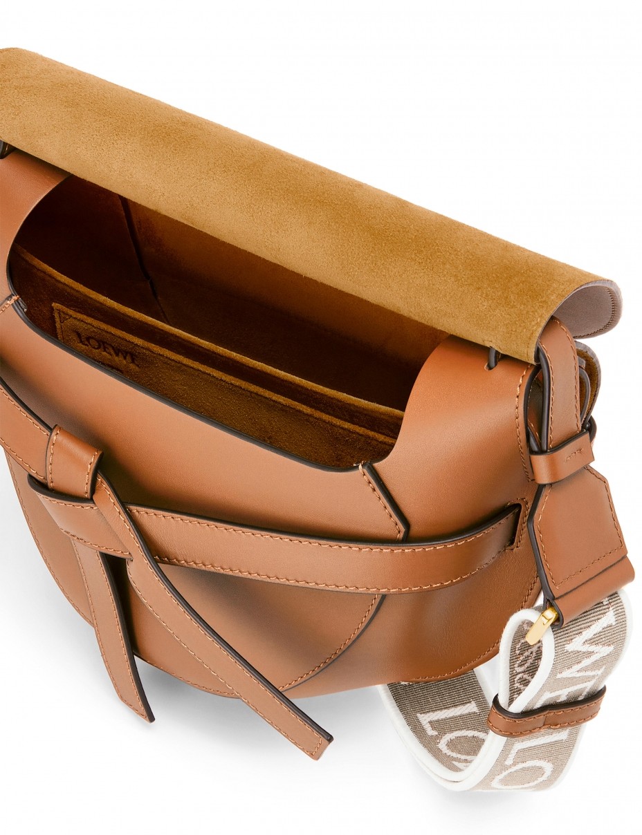 顏色的部分一共推出了秋綠色、棕褐色與黑色