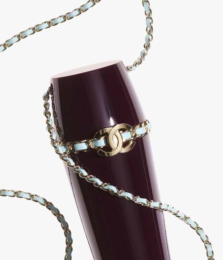 開口處鑲上顯眼的金屬「CC」 logo並圍著一圈皮穿鍊背帶