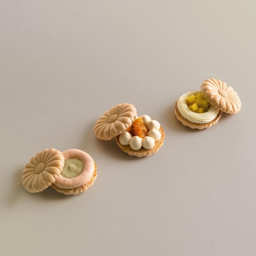 「最中」餅(もなか)是日本宮廷在中秋舉行賞月宴會時準備的傳統圓形夾餡點心